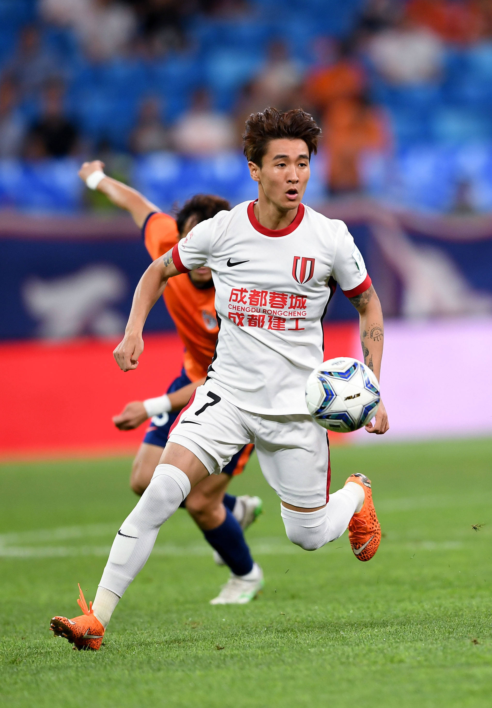 包含成都蓉城发布备战花絮，赛前防线松动，中超任务艰巨，资深球员宣示担当的词条贝博电竞娱乐